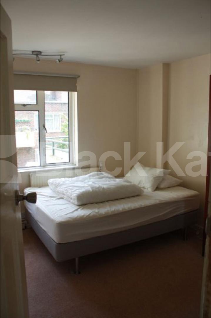 			4 Bedroom, 1 bath, 1 reception Flat			 Kelland Close, Park Road, CROUCH END